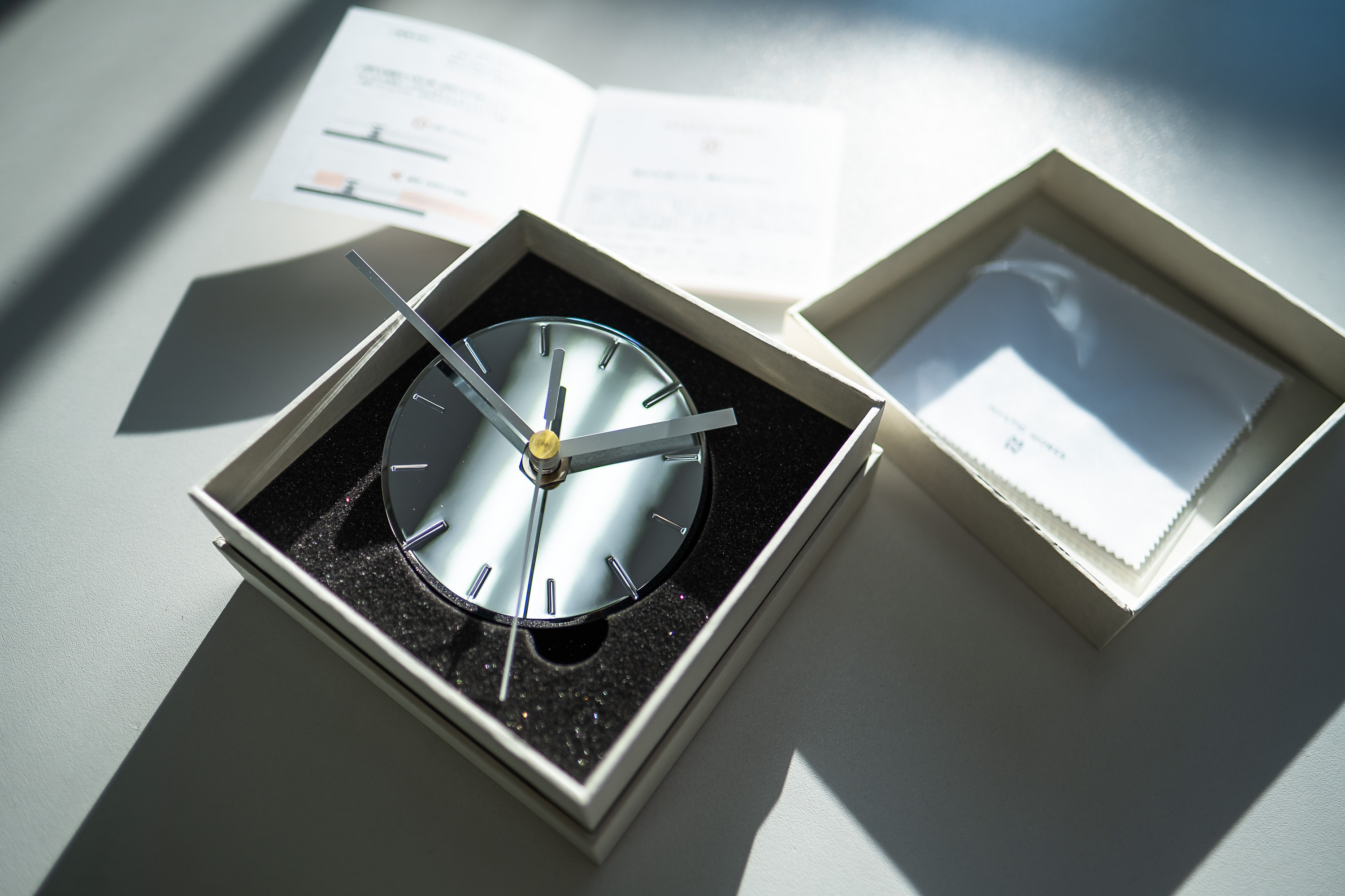 ひかりを楽しむ掛け時計〈銀河〉9cm｜ちいさな時計｜輝きを与える光のインテリア