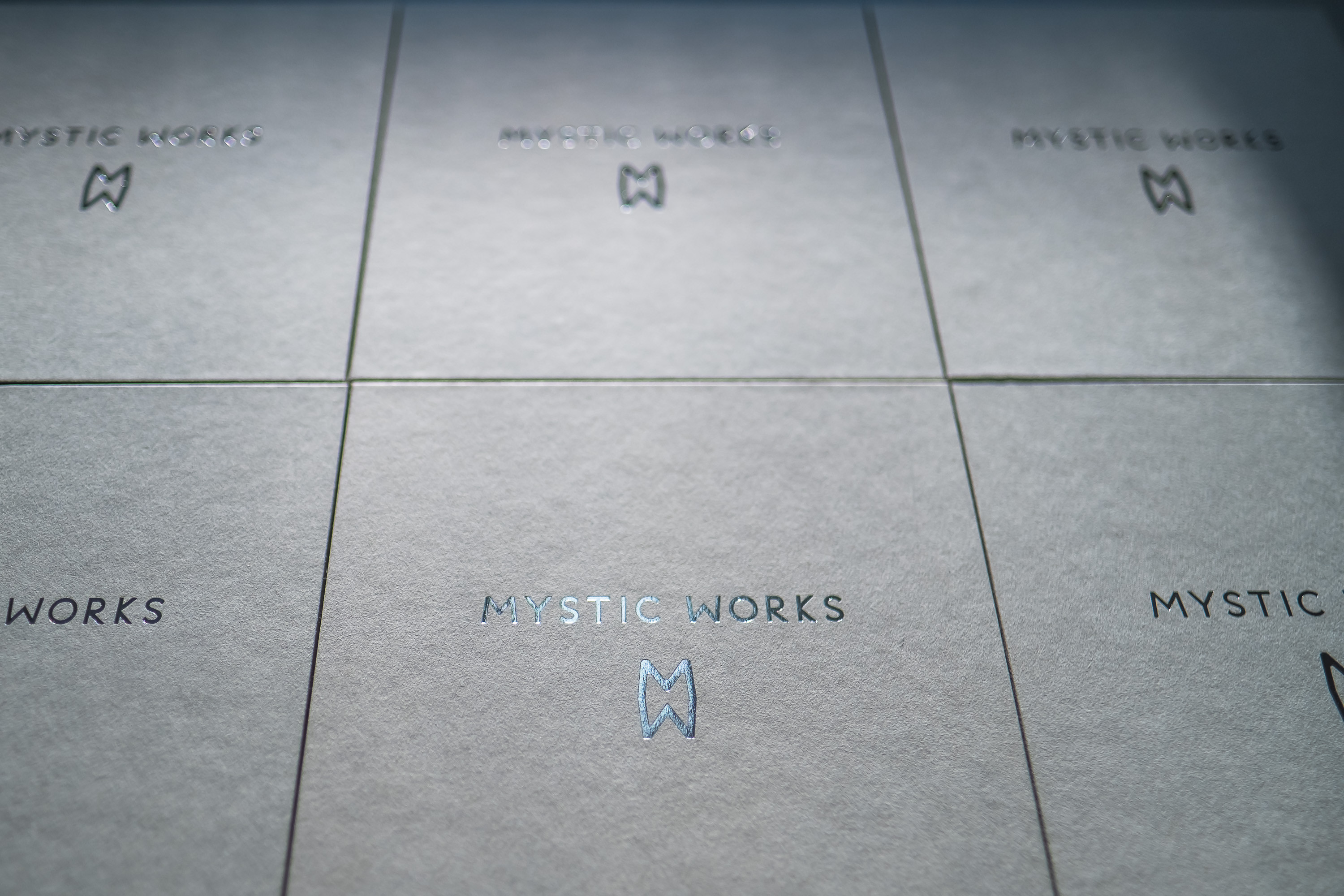 ひかりを楽しむ掛け時計〈銀河〉9cm｜ちいさな時計｜輝きを与える光のインテリア