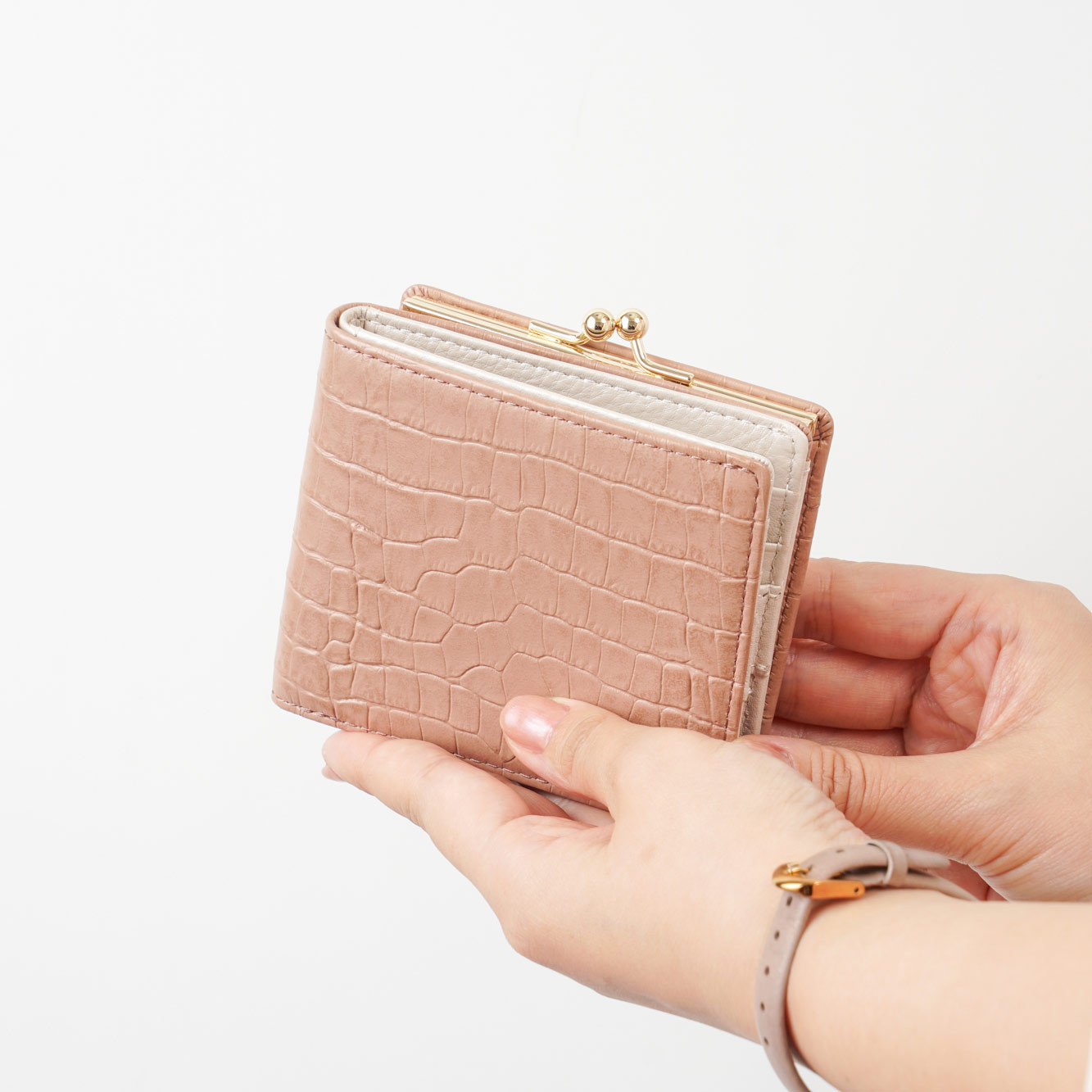 【刻印可】財布の持ち替えしなくていい！同方向レイアウトで使いやすさ抜群の「外がま口二つ折り財布」／クロコ　MH1653