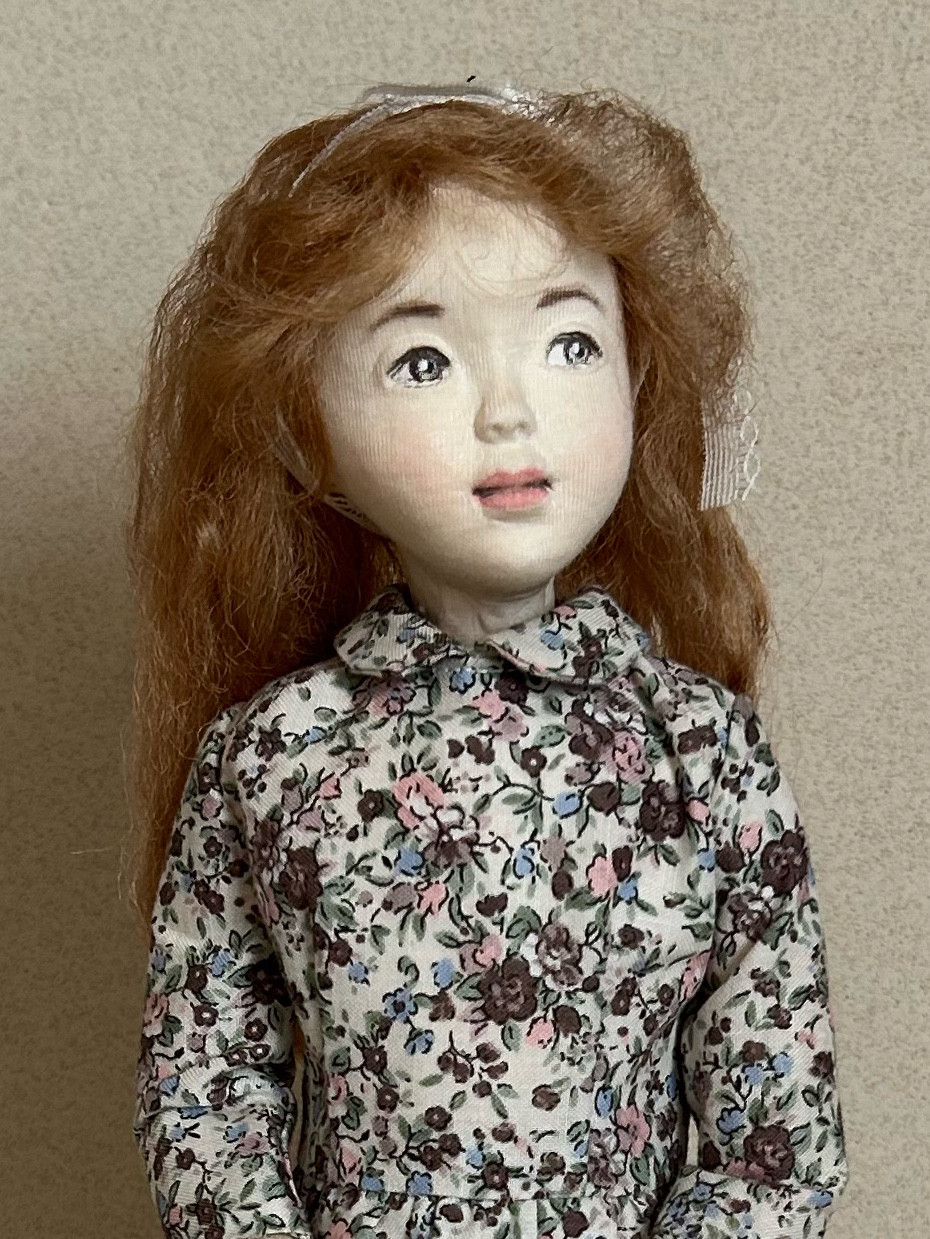 創作人形『小さな襟の花柄ワンピース』　石塑粘土・和紙・布・木毛・針金・絹糸・革