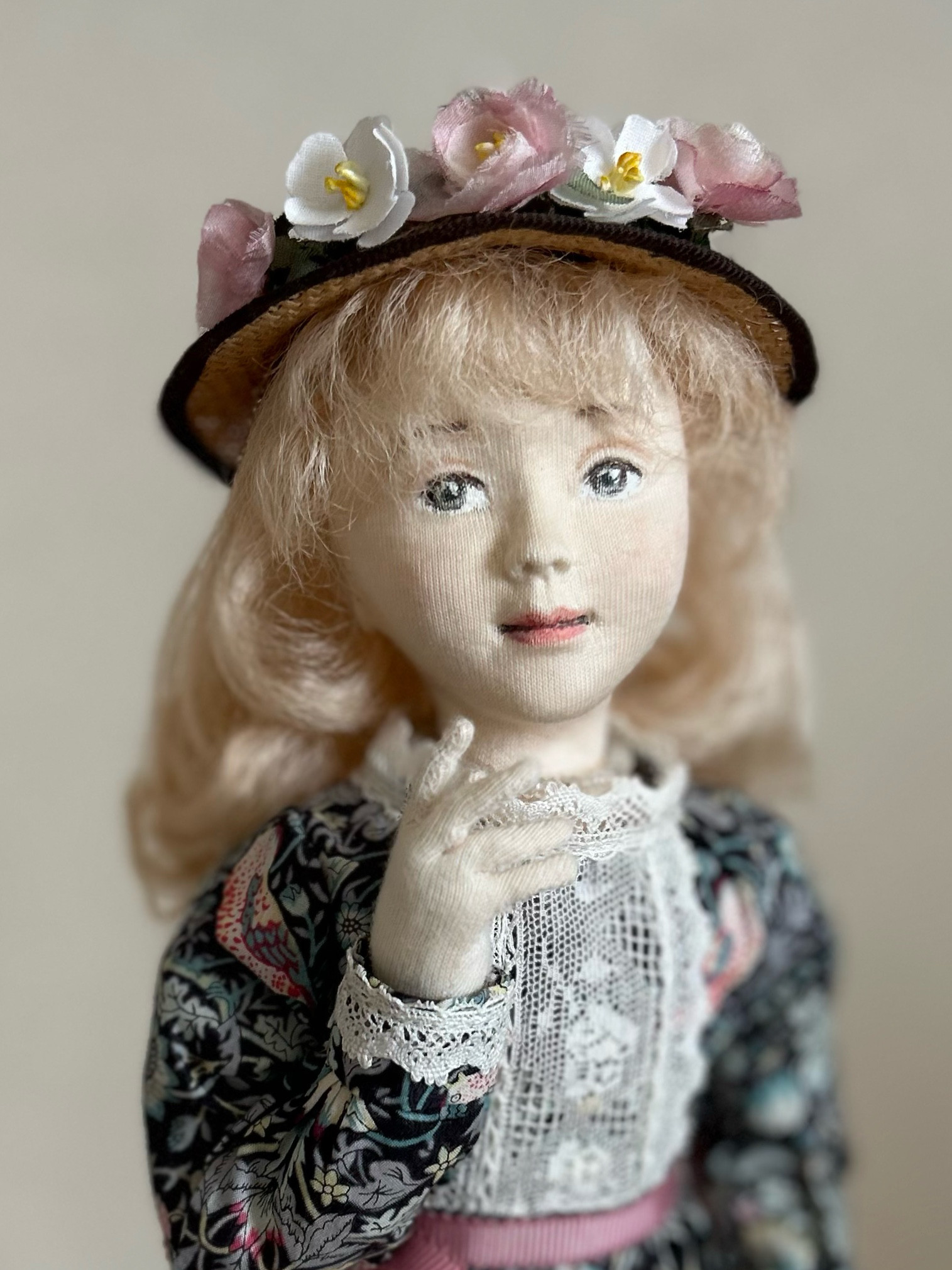 創作人形『リバティー鳥柄でロマンティックに』　石塑粘土・和紙・布・木毛・針金・絹糸・革