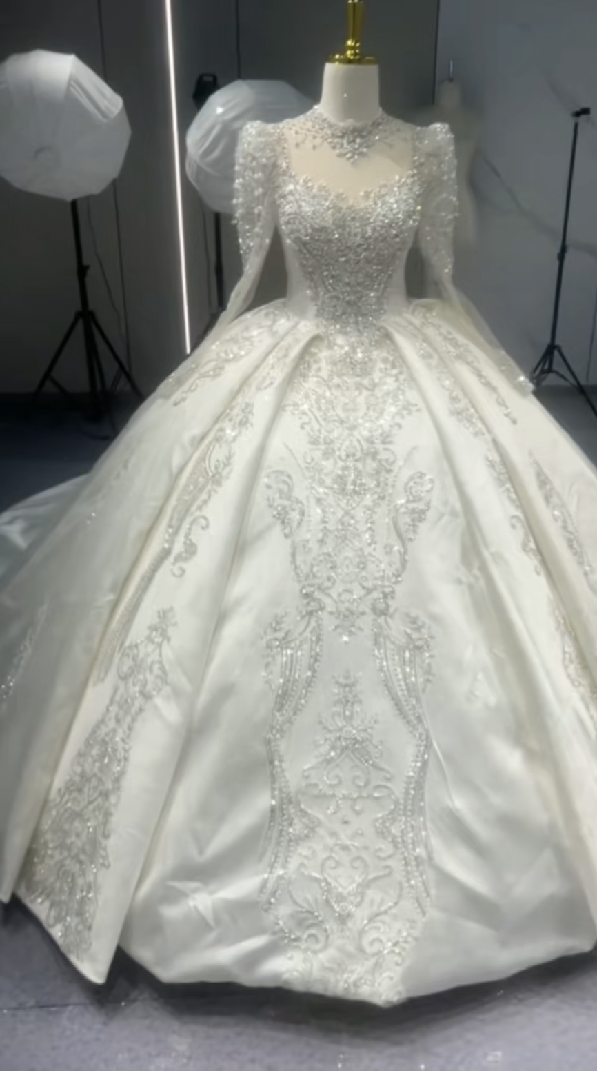 スクエアネック　長袖　イリュージョン　プリンセスライン　ボリューム　贅沢お花レース　秋婚春婚　お姫様　ロングトレーン挙式