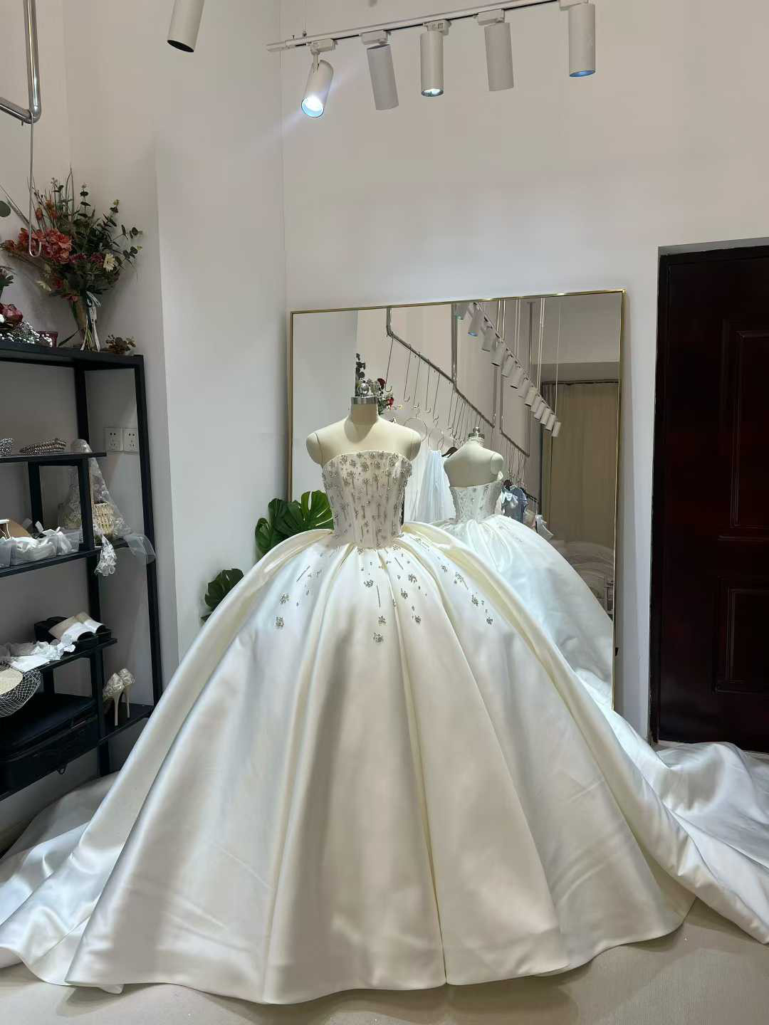 送料無料！ウエディングドレス ベアトップ ビジュードレス  韓国風ドレス ミカドサテン フレアスカート 結婚式 高見え