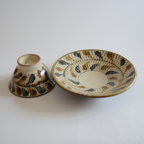 やちむん 幸陶器】リーフ柄 × 飛びカンナ 7寸皿 大皿 いち商店