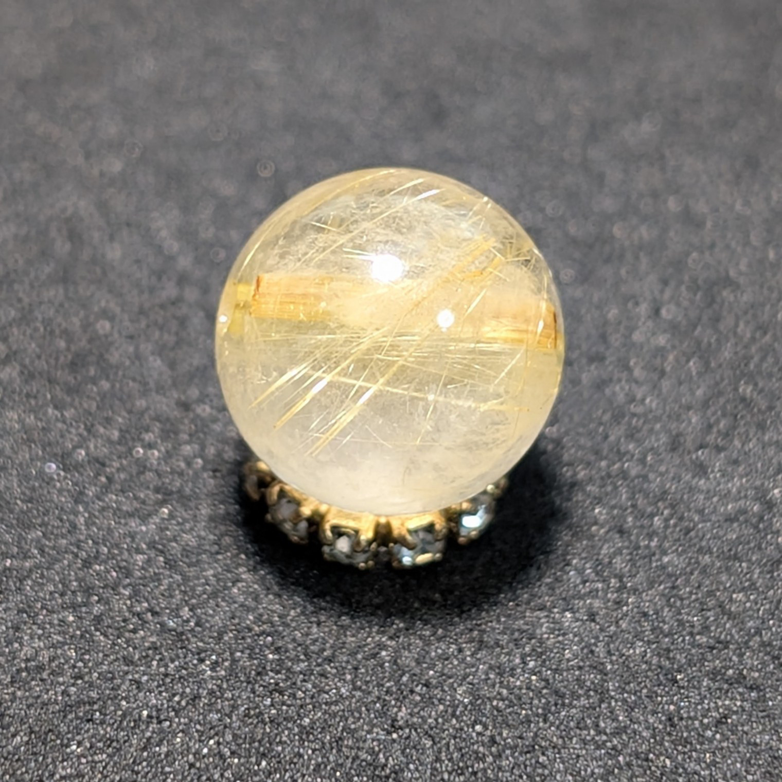 【鋭く柔らかいルチル】ゴールド タイチンルチル 10ミリ 金針水晶 1粒売り 貫通穴あり お守り効果 ギフト プレゼント