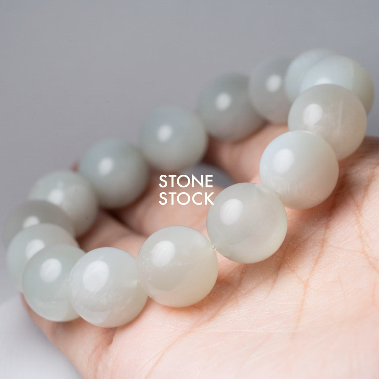 グリーンムーンストーン　14mm / ホワイトのシラーと淡いペールグリーンが清楚な天然石