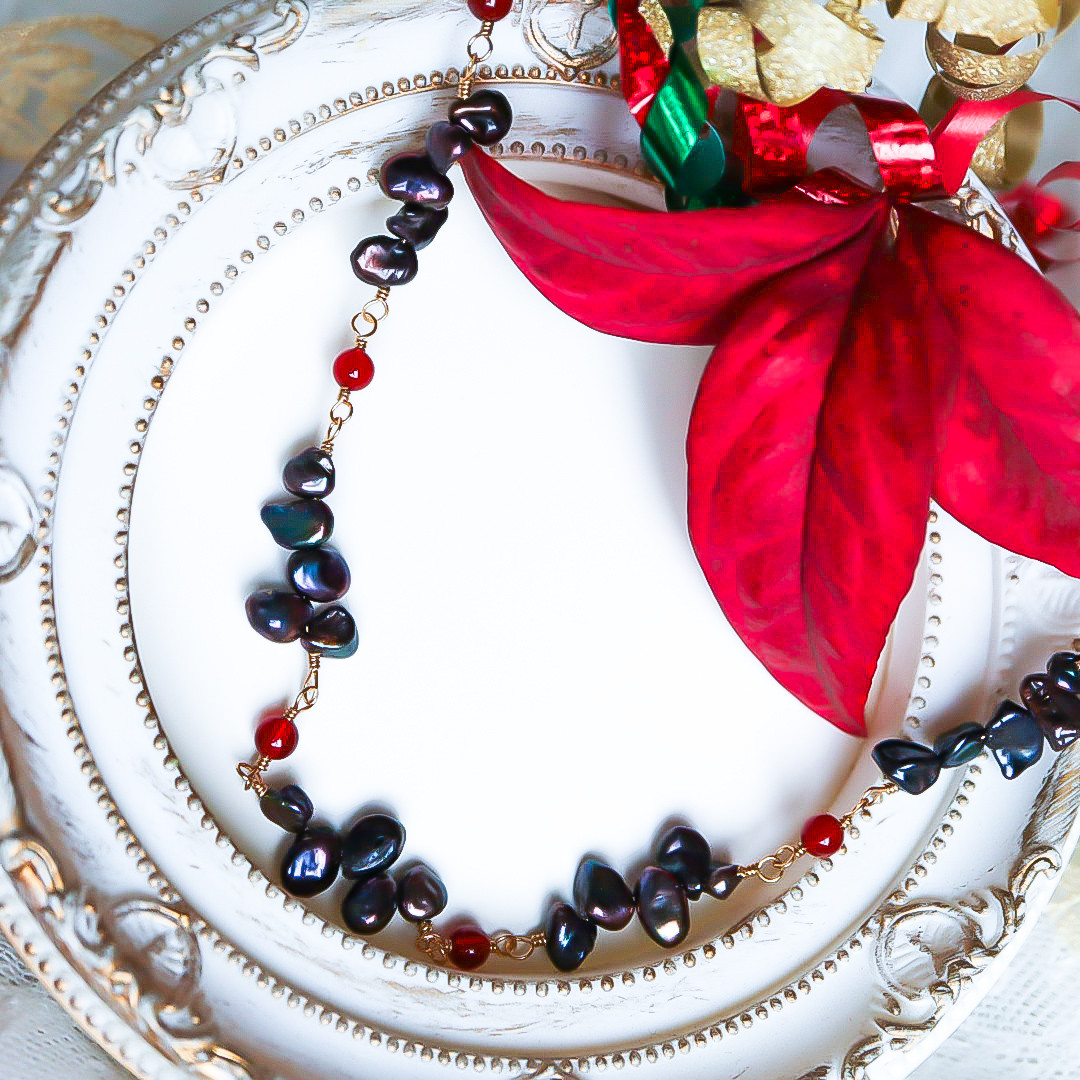 黒に映える！恋する南天のネックレス◇14kgf&ケシ風淡水パールの高級感◇大人のピーコックカラー&差し色赤がチャーミング