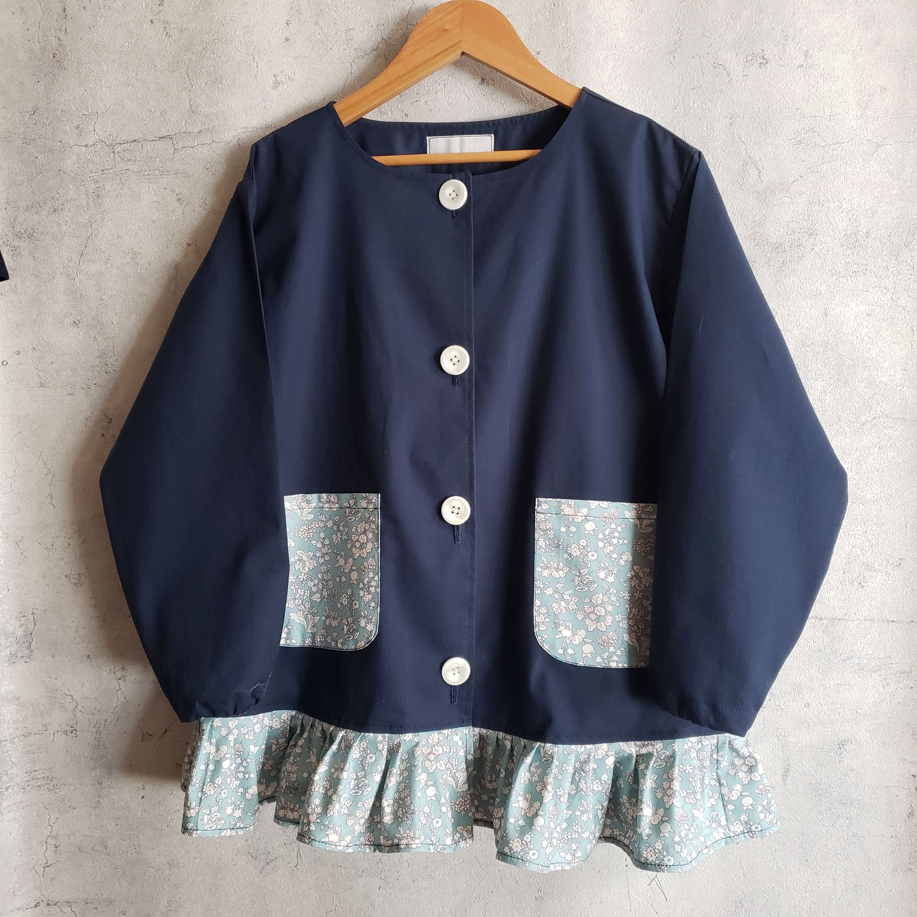 【80〜120】 リバティI ラセンビィコットン ネイビー 前ボタン 長袖スモック 首パイピング 着丈延長可