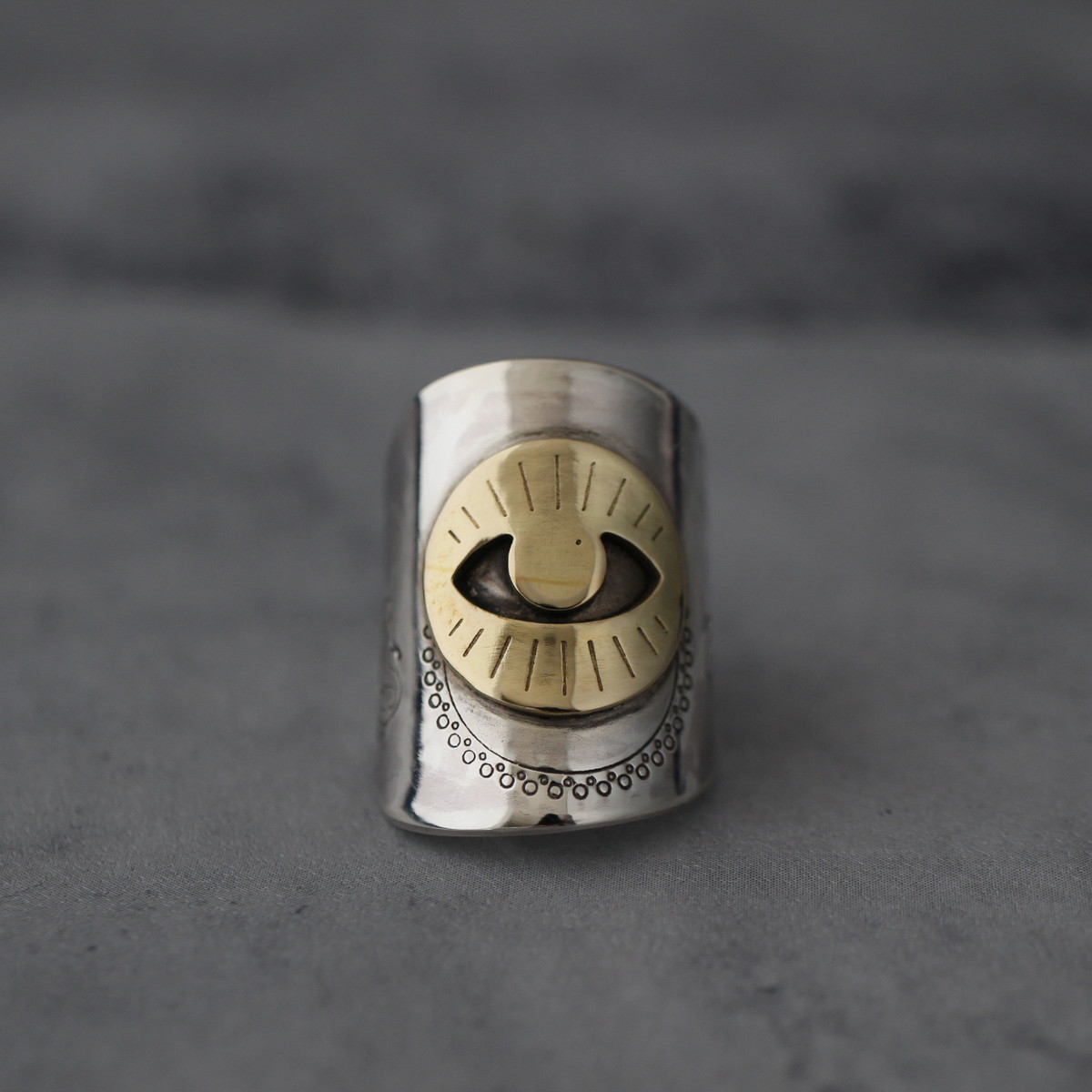 偶像を崇拝する儀式的な其れを思わせるなにか