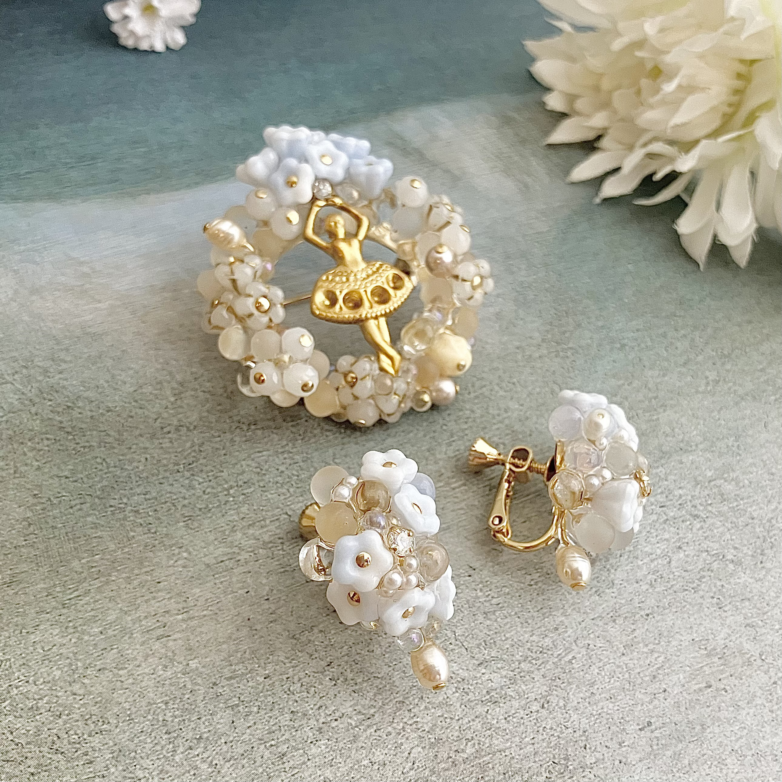 ⁂ 〜透き通る小花のイヤリング&ブローチセット〜⁂パール　フォーマル　セレモニー　結婚式　入学式　卒業式　ペール　植物