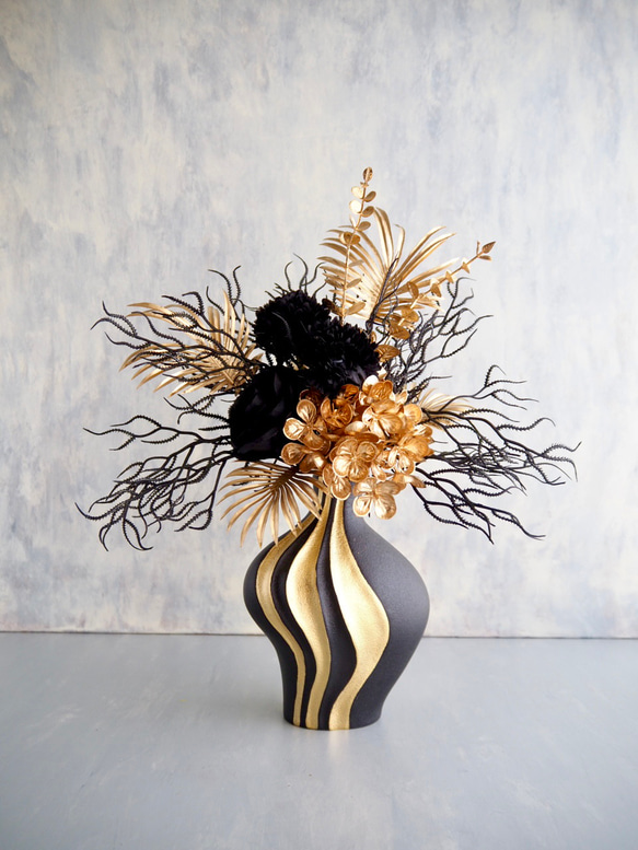 ゴールド×ブラック モダンフラワーアレンジメント 花瓶付き 9枚目の画像