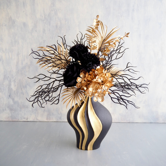 ゴールド×ブラック モダンフラワーアレンジメント 花瓶付き 1枚目の画像