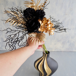 ゴールド×ブラック モダンフラワーアレンジメント 花瓶付き 11枚目の画像