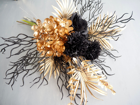 ゴールド×ブラック モダンフラワーアレンジメント 花瓶付き 8枚目の画像