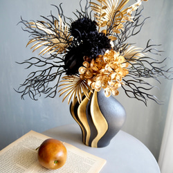 ゴールド×ブラック モダンフラワーアレンジメント 花瓶付き 18枚目の画像