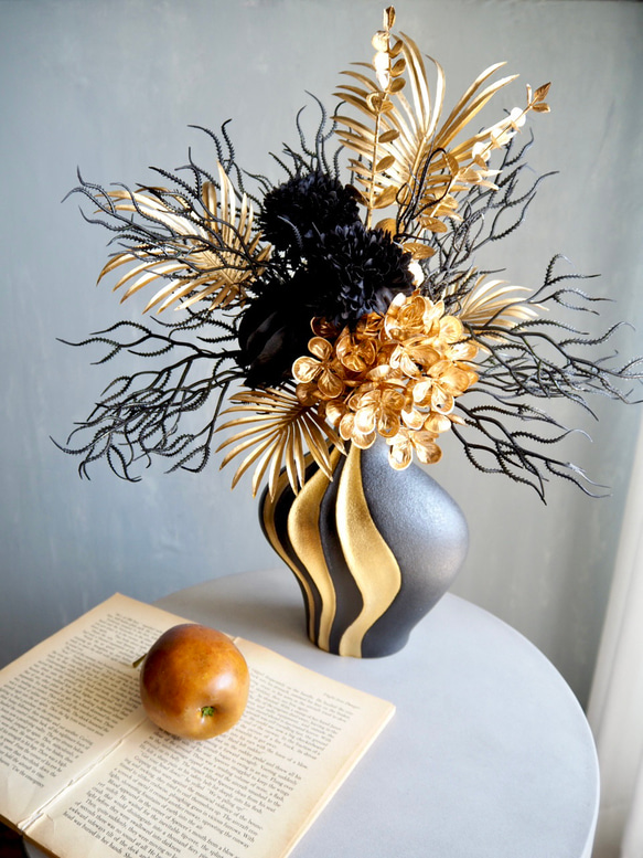 ゴールド×ブラック モダンフラワーアレンジメント 花瓶付き 18枚目の画像