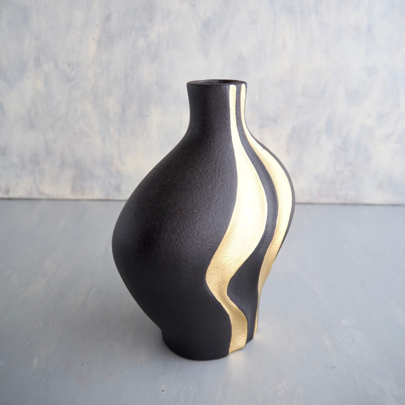 ゴールド×ブラック モダンフラワーアレンジメント 花瓶付き 16枚目の画像