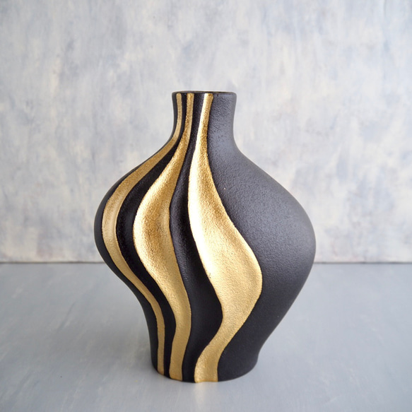 ゴールド×ブラック モダンフラワーアレンジメント 花瓶付き 14枚目の画像