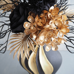 ゴールド×ブラック モダンフラワーアレンジメント 花瓶付き 7枚目の画像