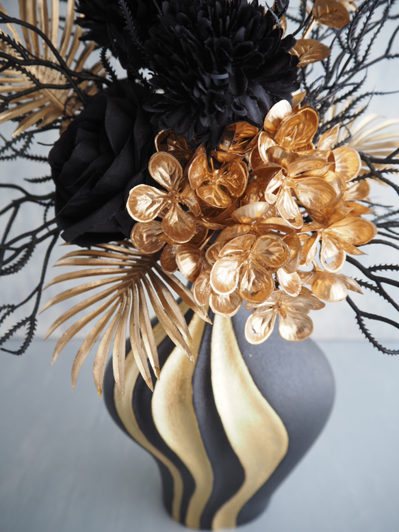 ゴールド×ブラック モダンフラワーアレンジメント 花瓶付き 7枚目の画像