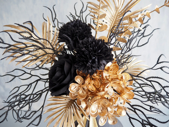 ゴールド×ブラック モダンフラワーアレンジメント 花瓶付き 2枚目の画像