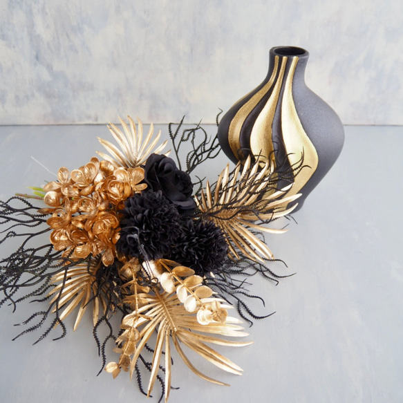 ゴールド×ブラック モダンフラワーアレンジメント 花瓶付き 6枚目の画像