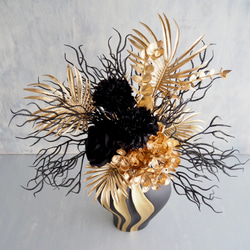 ゴールド×ブラック モダンフラワーアレンジメント 花瓶付き 4枚目の画像
