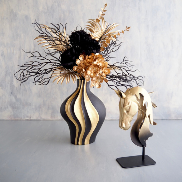 ゴールド×ブラック モダンフラワーアレンジメント 花瓶付き 13枚目の画像