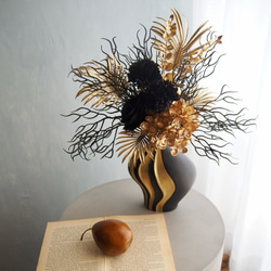 ゴールド×ブラック モダンフラワーアレンジメント 花瓶付き 19枚目の画像
