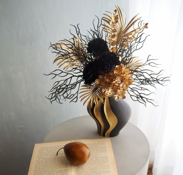 ゴールド×ブラック モダンフラワーアレンジメント 花瓶付き 19枚目の画像