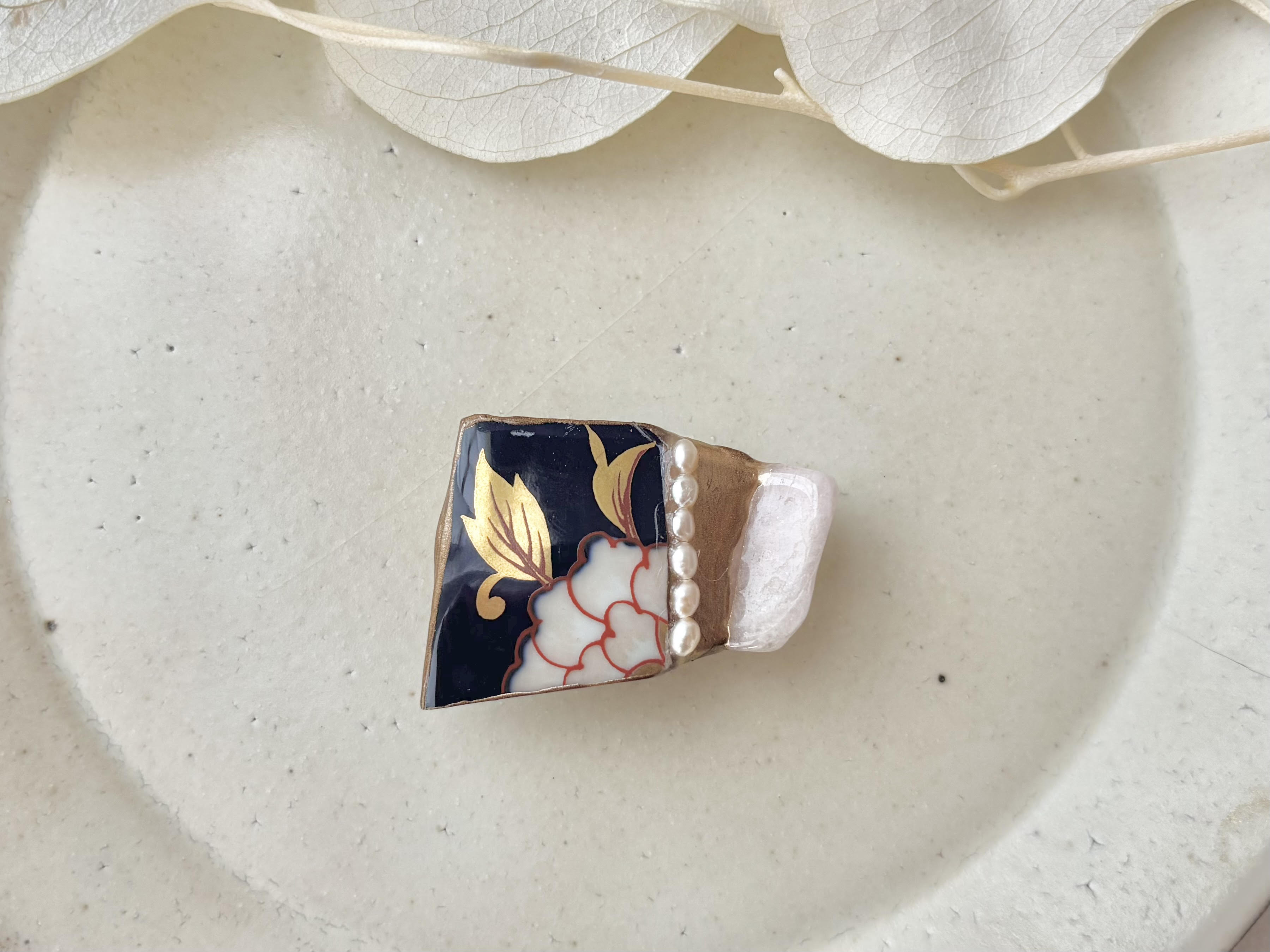 有田焼　金継ぎ　帯留　花柄　リーフ柄　ミルキークンザイト　淡水パール　天然石　伝統工芸　＃367