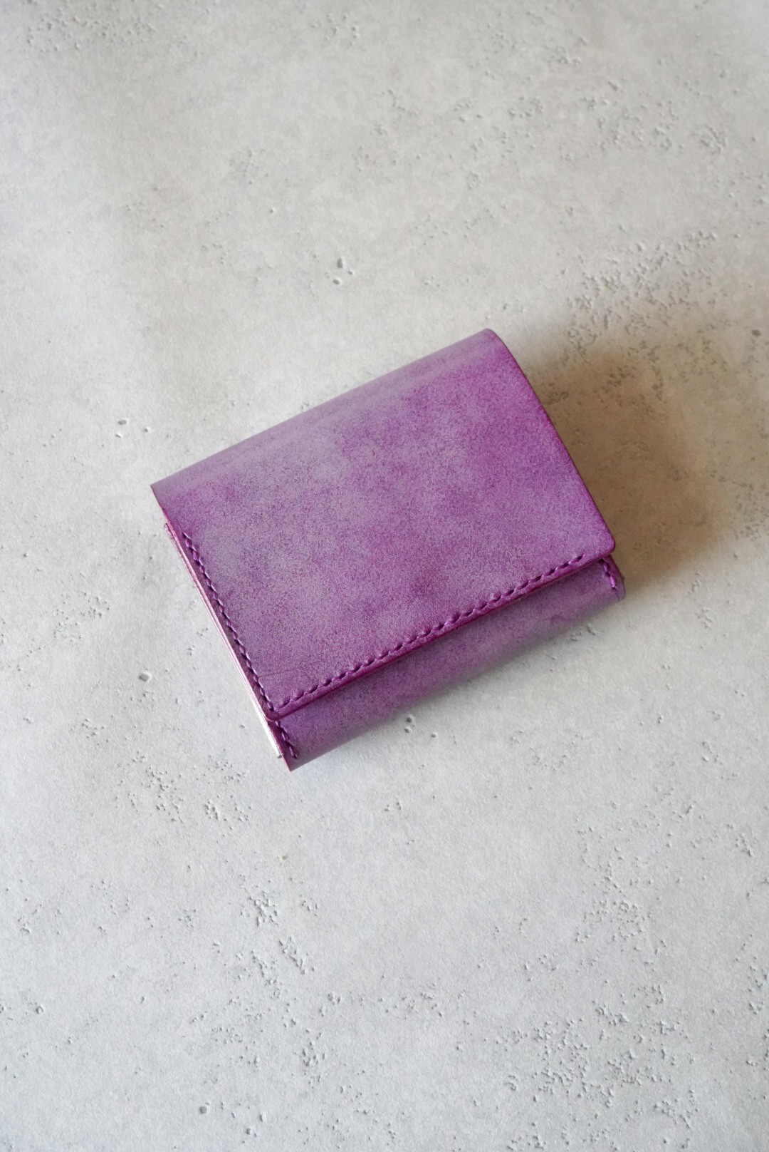 たっぷり収納！お札もコインもすぐ出せる　３ポケットのコンパクトおサイフ - 横からお札も　シックなパープルのお財布