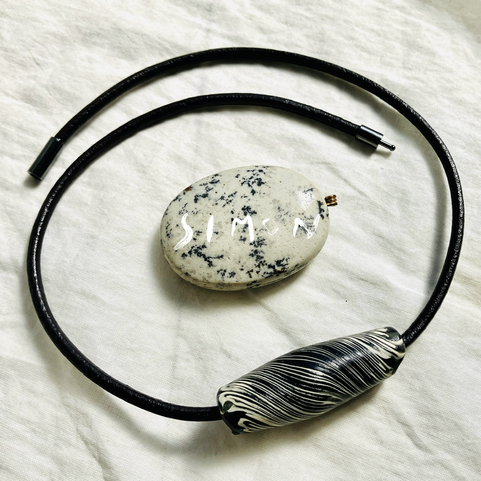 Marble　希少ジャワガラス　レザーチョーカーネックレス　40cm　１点もの