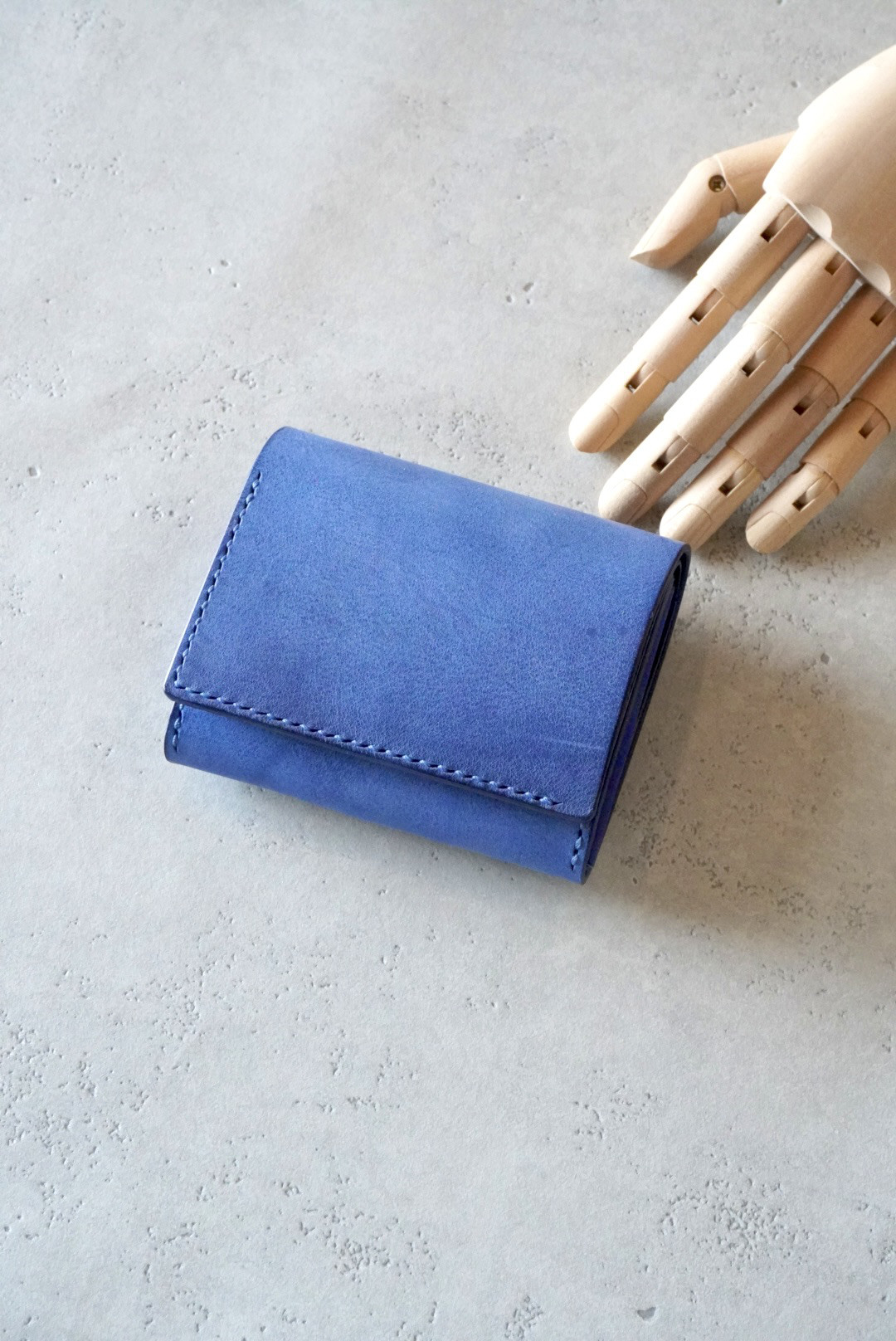 たっぷり収納！お札もコインもすぐ出せる　３ポケットのコンパクトおサイフ - 横からお札　シックなブルーのお財布