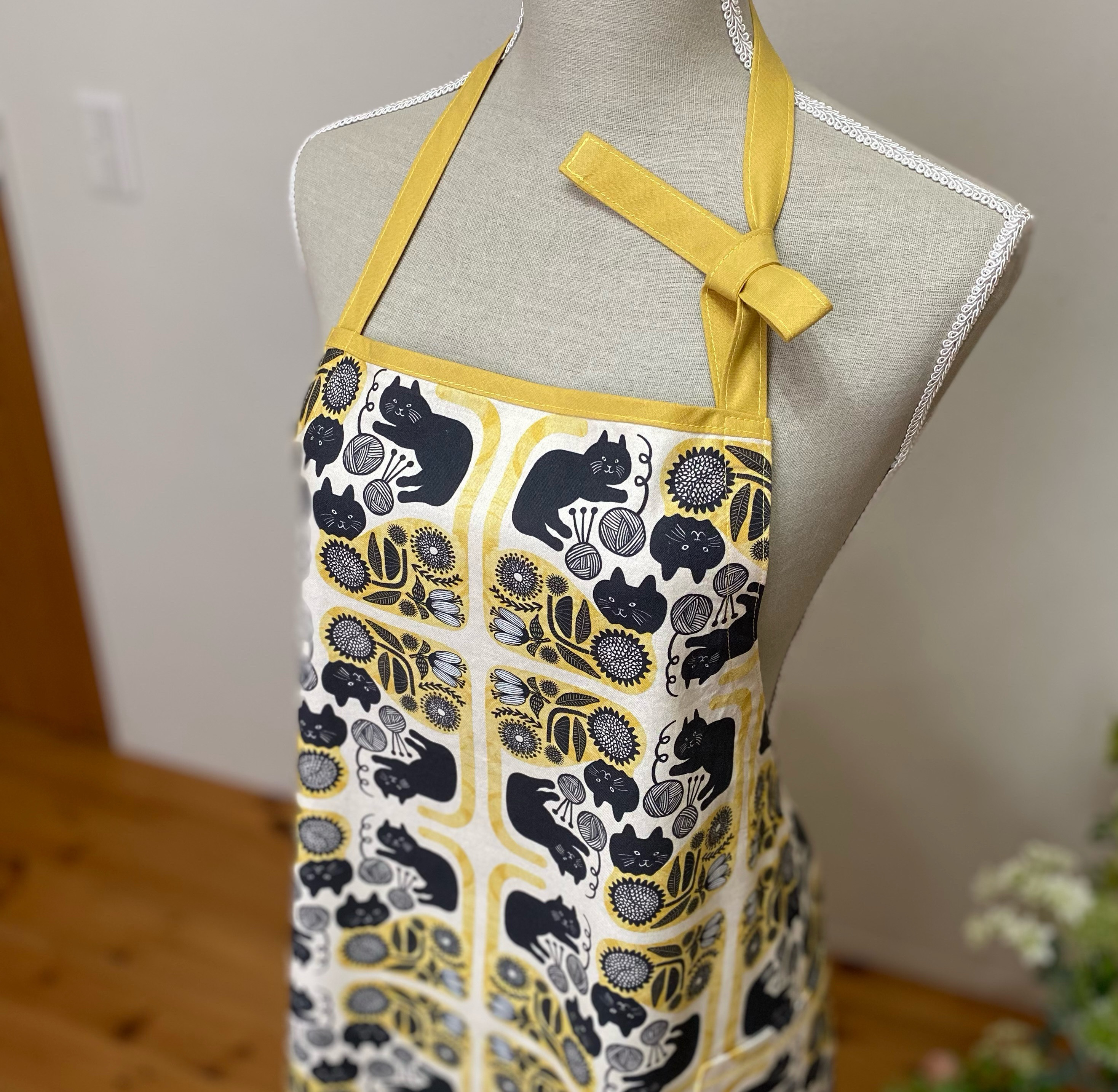 毛糸玉で遊ぶ黒猫 柄エプロン/黒猫/猫/うちの子/花/北欧柄/白/黄色/黒/毛糸玉/癒し/可愛い/イタズラ猫/レトロ柄