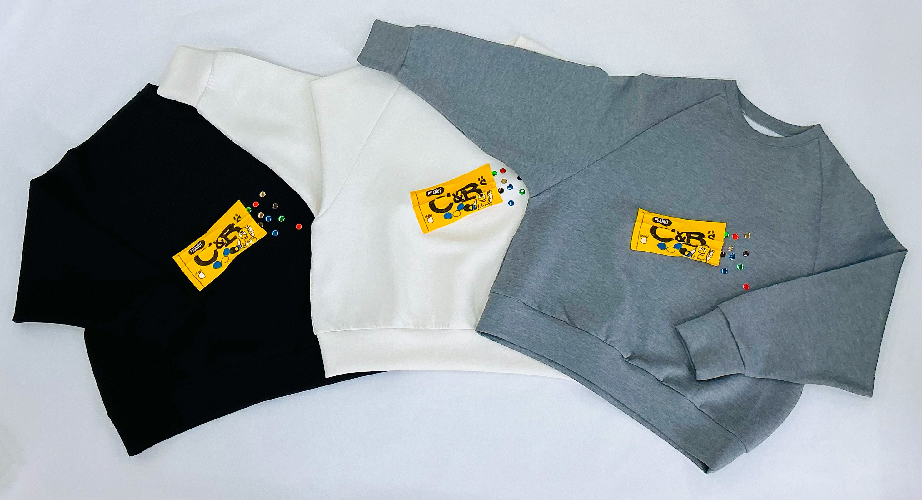 軽さとふわっとした風合い/かわいいチョコレートモチーフがポイント/ゆったりプルオーバー/白・黒・グレーの3色 5,700円