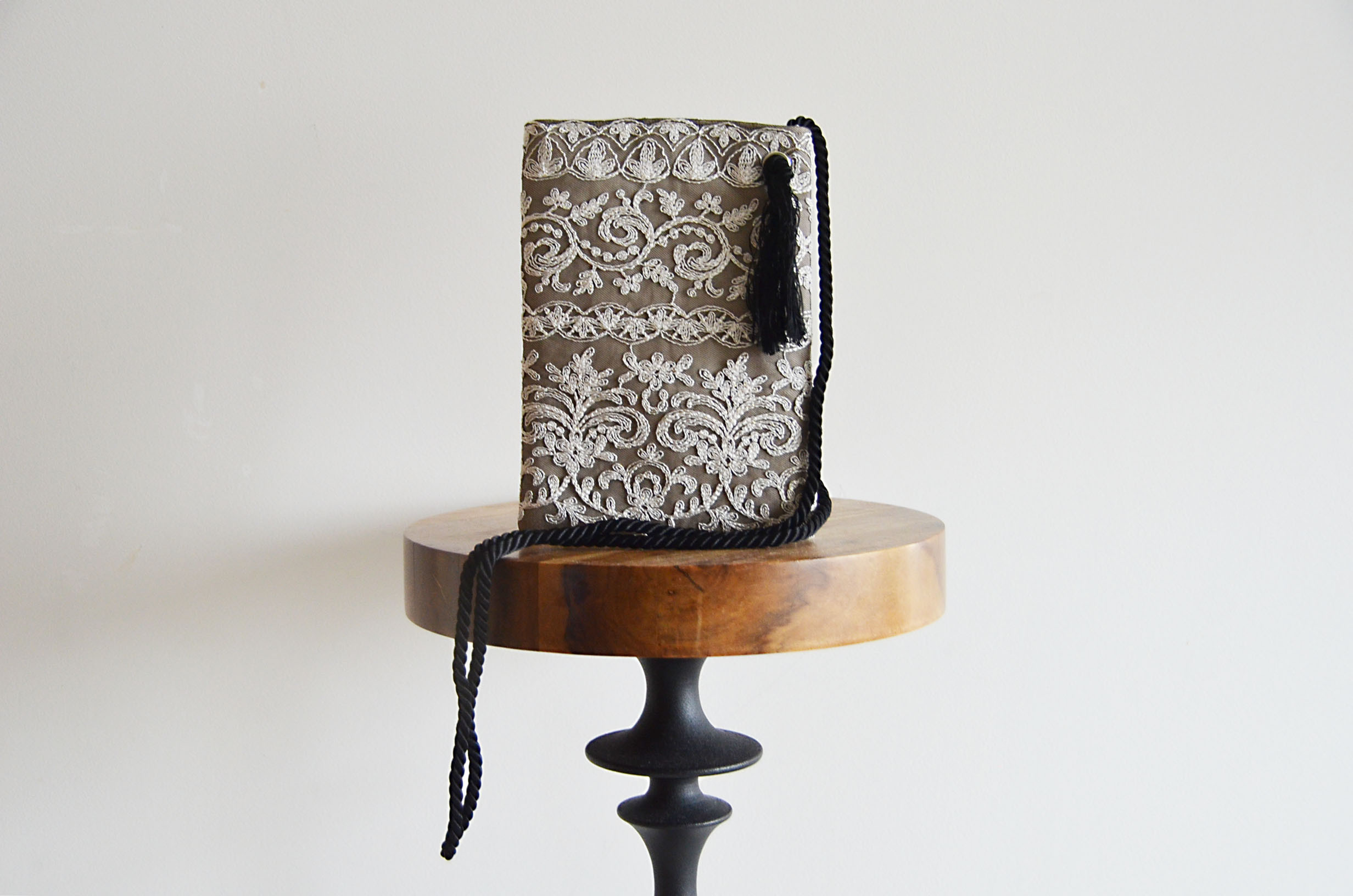 1点限定！ イタリア製　チュール刺繍 ２ｗayスマホポーチ　ベージュブラック　スマホショルダー