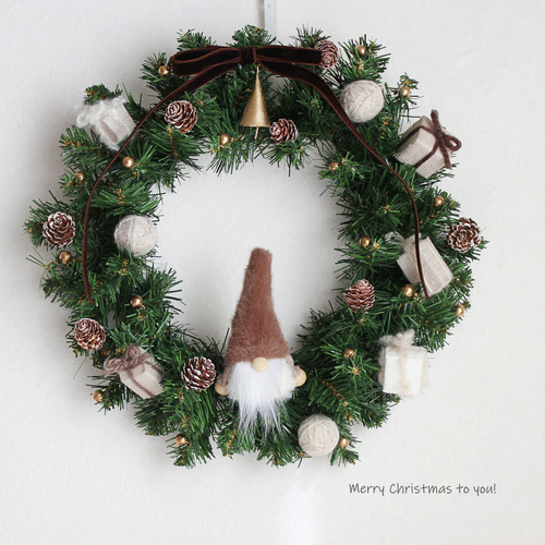 ノームと木の実、毛糸のプレゼントボックスのほっこりクリスマスリース
