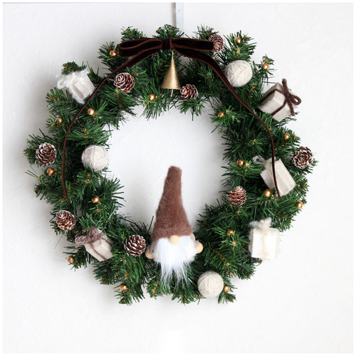 ノームと木の実、毛糸のプレゼントボックスのほっこりクリスマスリース