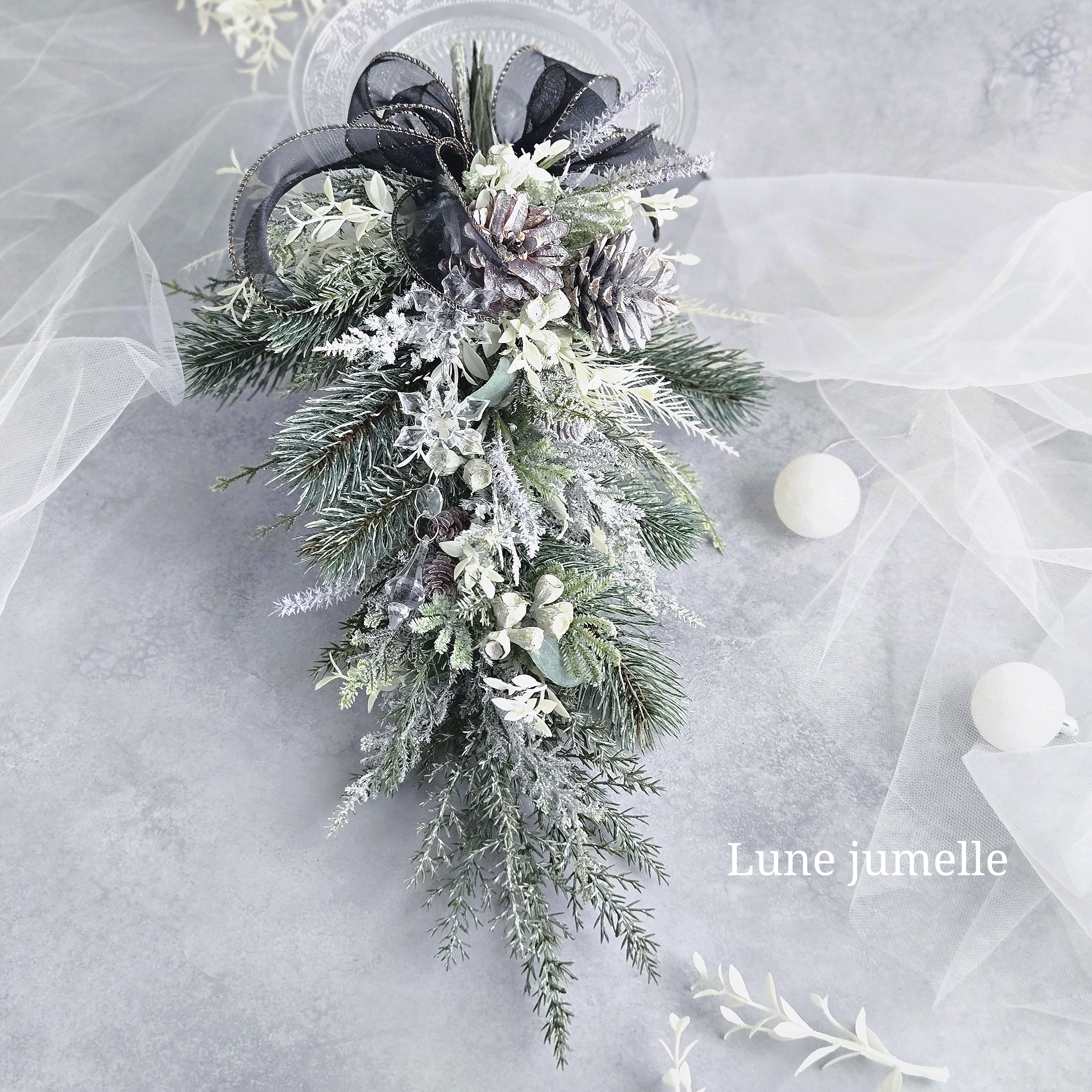 【Creema限定・一点もの】雪化粧の針葉樹と木の実のスワッグ(アーティフィシャル)｜造花　玄関　クリスマス　グリーン冬