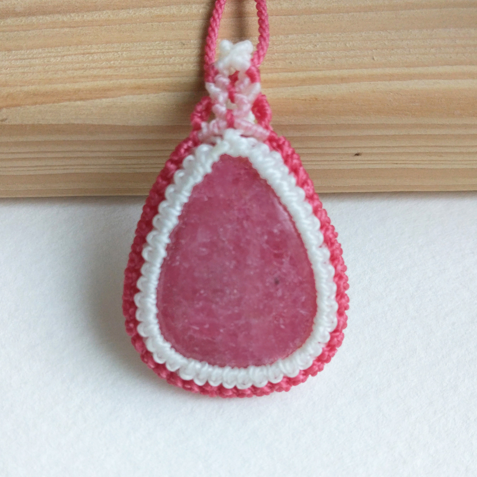 天然石ペンダント　ロードナイト　マクラメ編み　MP8