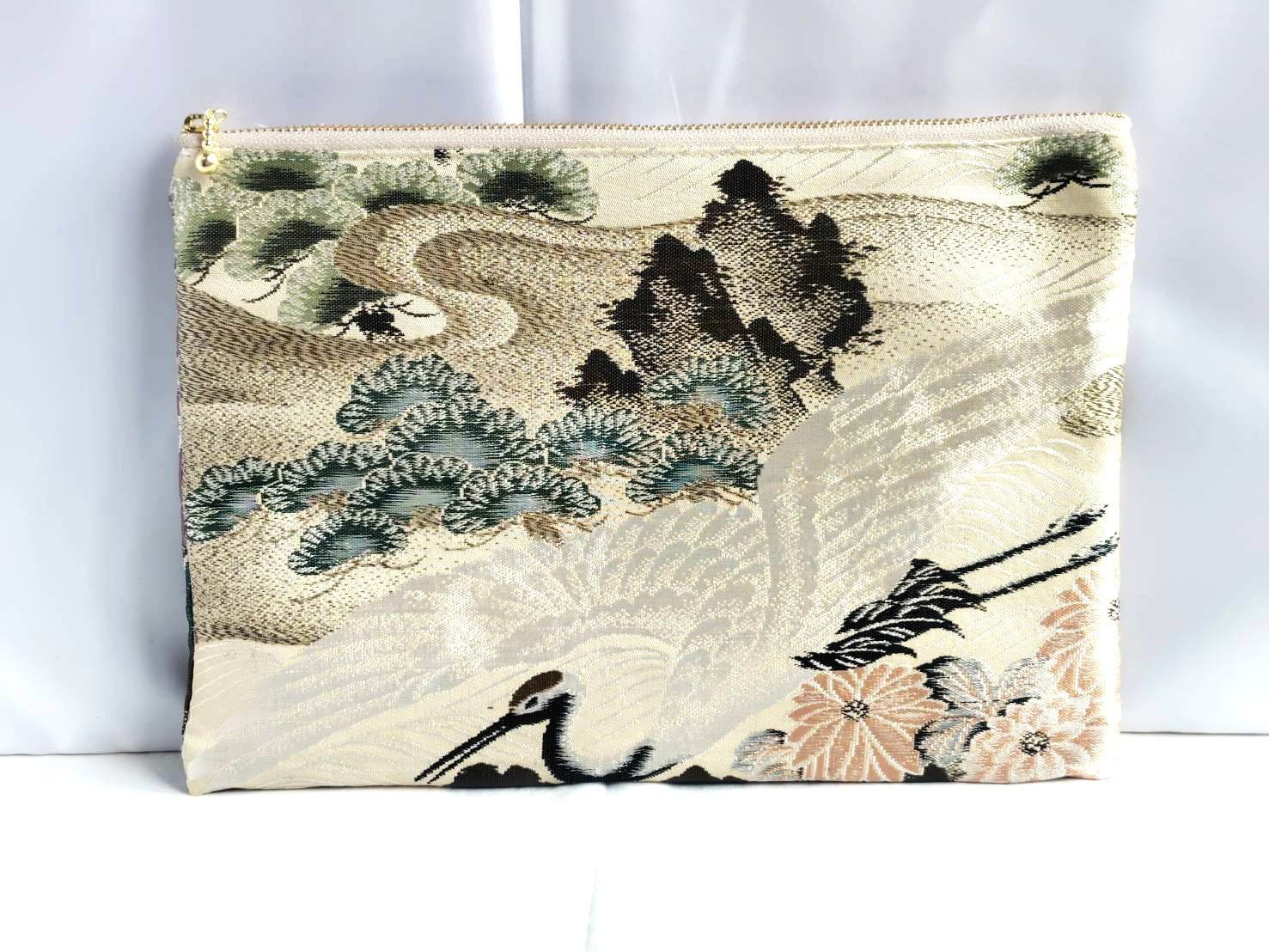 着物　御朱印帳ケース　和柄　和風　白　鶴　松　菊　牡丹　フラットポーチ　アップサイクル　帯　シルク　25cm　日本製