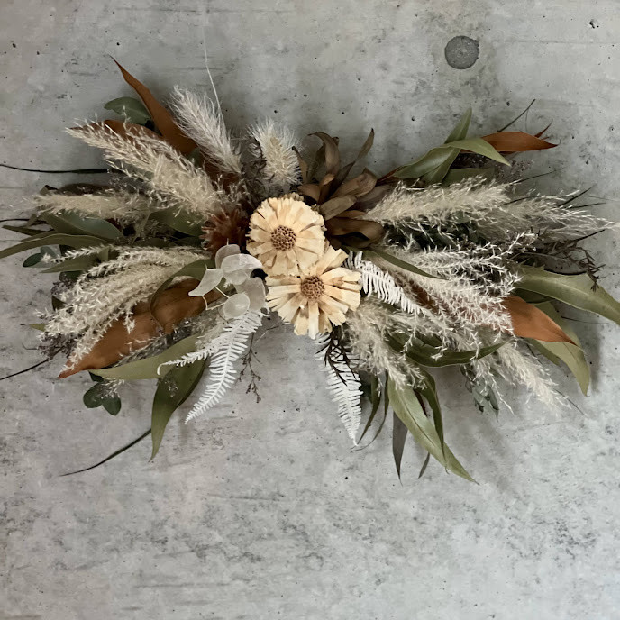 パンパスグラスとたっぷりグリーンのボタニカル横長スワッグ（全長約52cm）