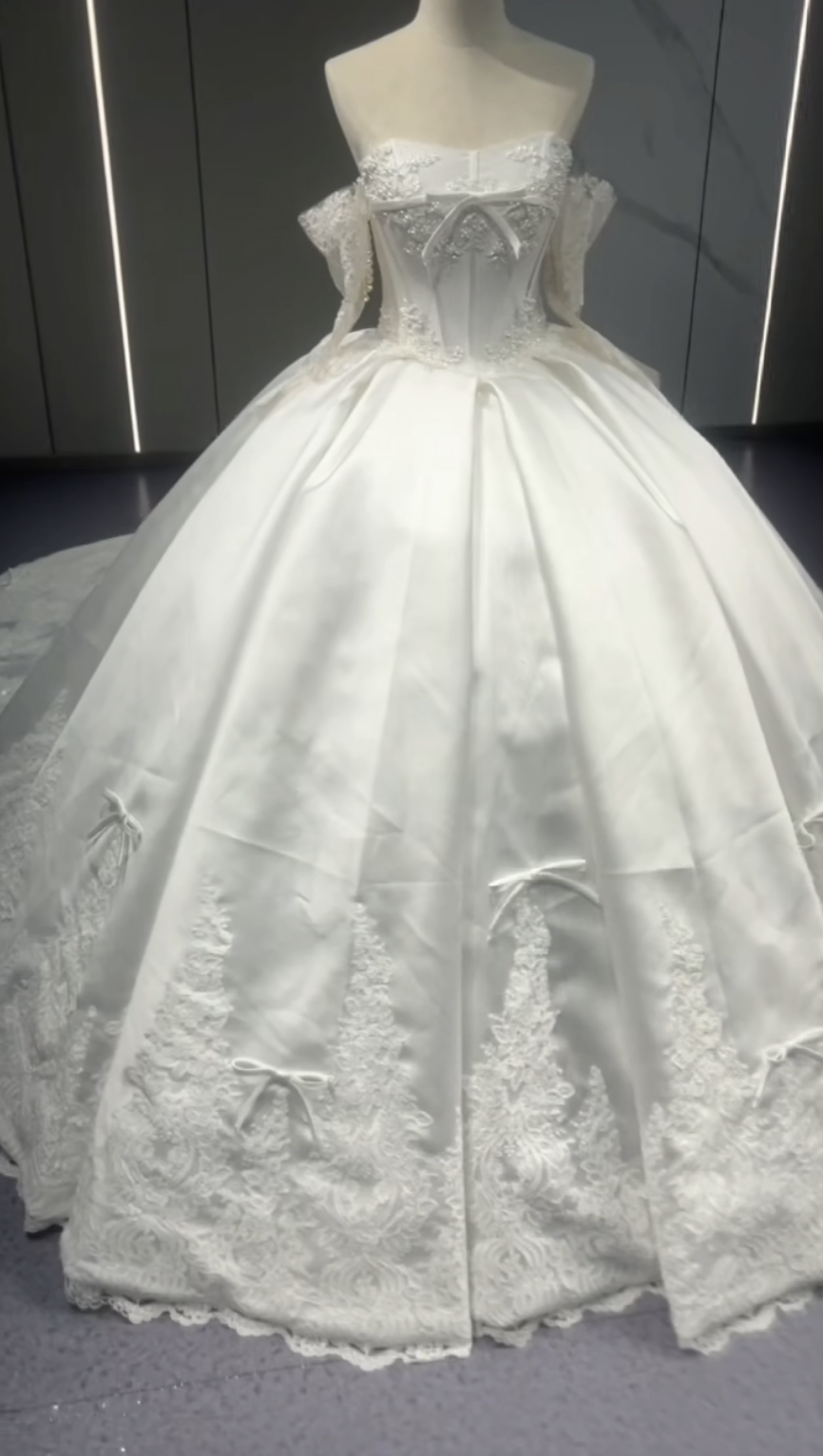 優雅　オフショルダー　取り外し可能長袖　トレーン　裾引きにレース付き　可愛いリボン付き　オフホワイト　高級サテン　結婚式