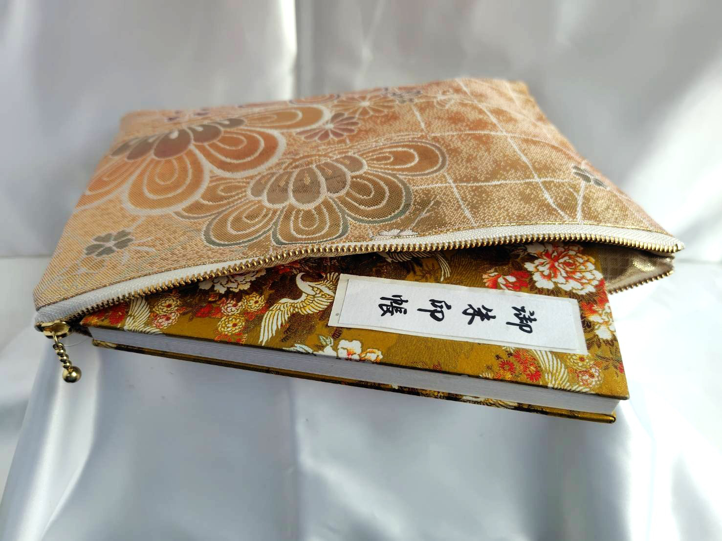 着物　御朱印帳ケース　和柄　和風　金　松　藤　菊　桜　フラットポーチ　アップサイクル　帯　シルク　25cm　日本製