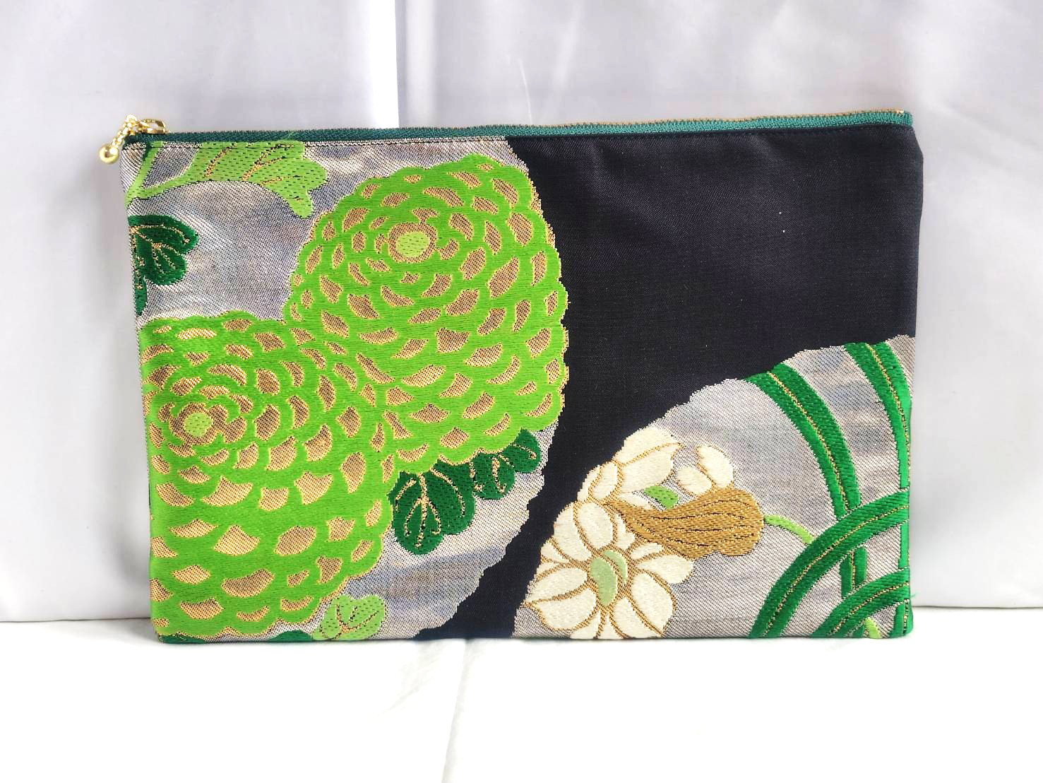 着物　御朱印帳ケース　和柄　和風　黒　緑　丸　水仙　フラットポーチ　アップサイクル　帯　シルク　25cm　日本製