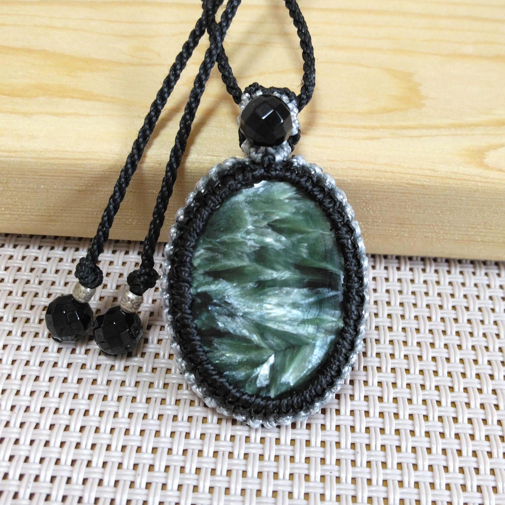天然石ペンダント　セラフィナイト　マクラメ編み　MP10