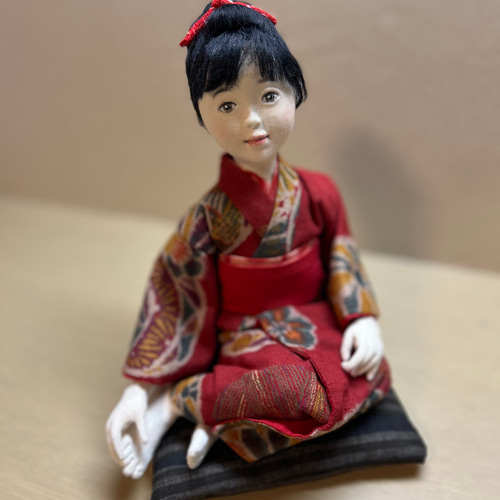 創作人形『着物で横座りで』 石塑粘土・和紙・布・木毛・針金・絹糸