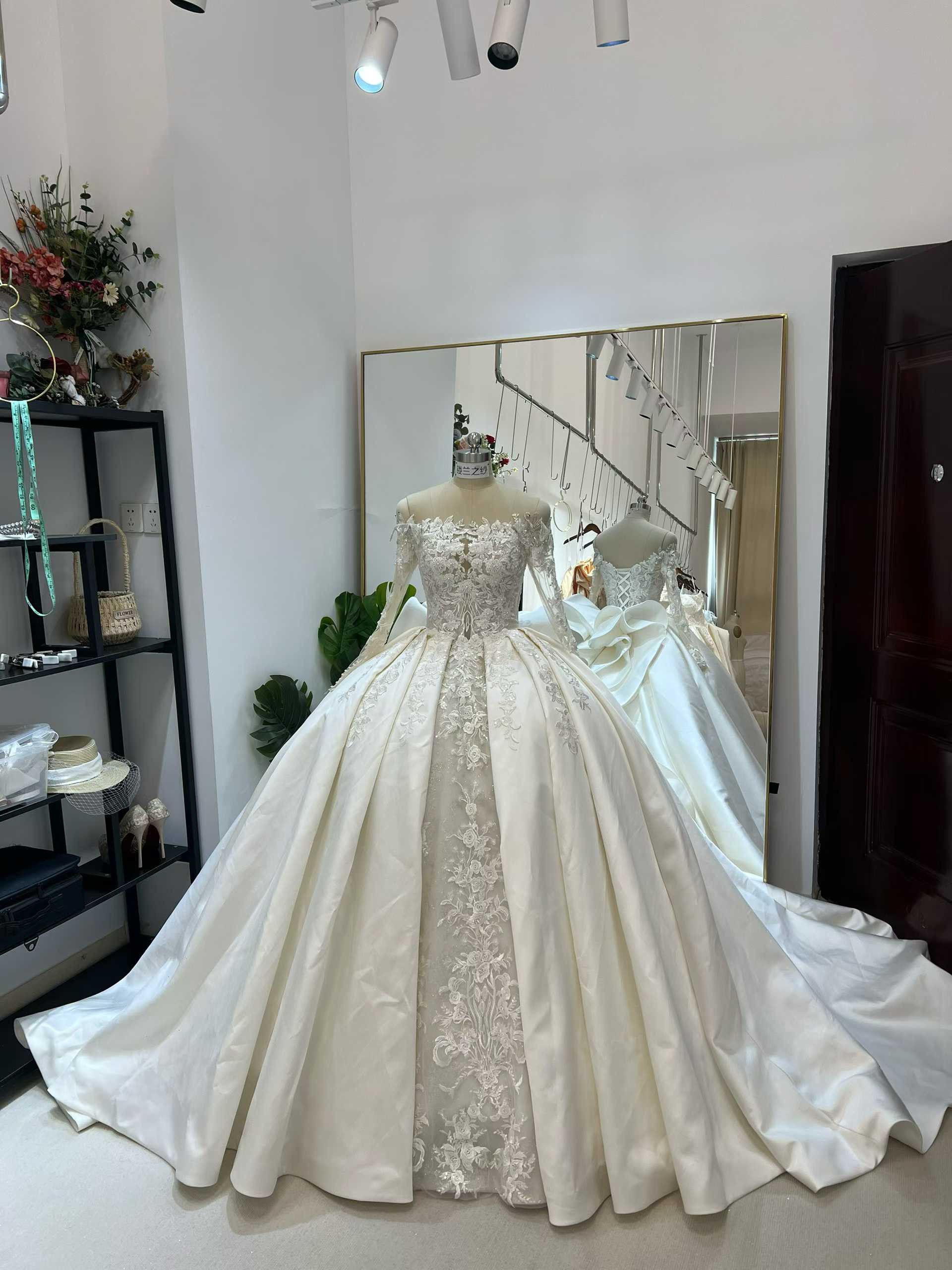 送料無料！ウエディングドレス オフショルダー ロングスリーブ 編み上げ リボントレーン 3D立体レース刺繍 花嫁