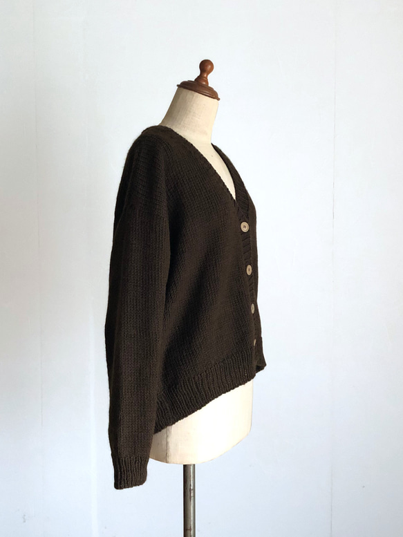 ダークブラウンの並太糸カーディガン　ウール１００％ 5枚目の画像